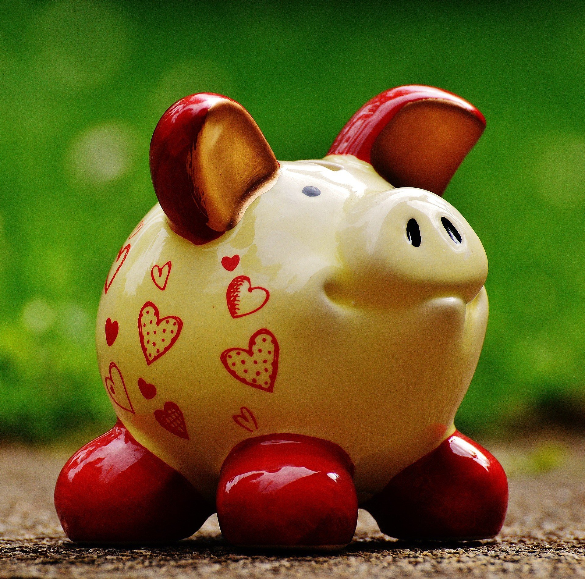 Piggy Bank - cream with red hearts.

Discover your savings potential to grow your wealth.